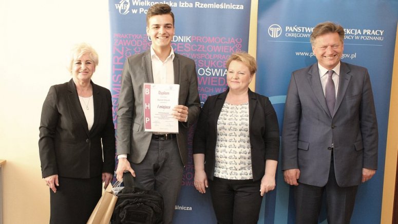 Chodziescy uczniowie na podium