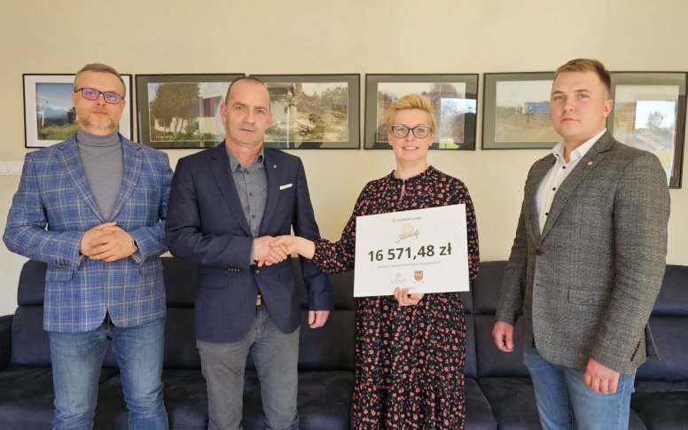 Przekazanie pieniędzy zebranych podczas XI Dobroczynnego Balu Starosty