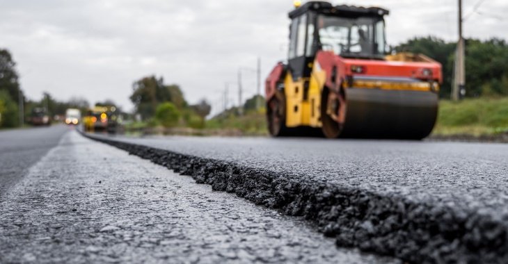 Układanie nawierzchni asfaltowej na ul. Ujskiej