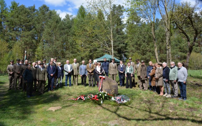 Odsłonięcie kamienia upamiętniającego tragiczną śmierć Eugeniusza Klisza