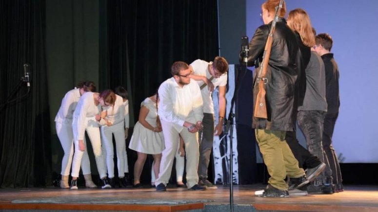 Teatrem o powstaniu