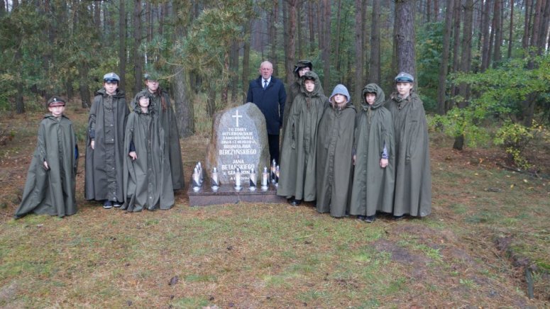 Starosta chodzieski z harcerzami