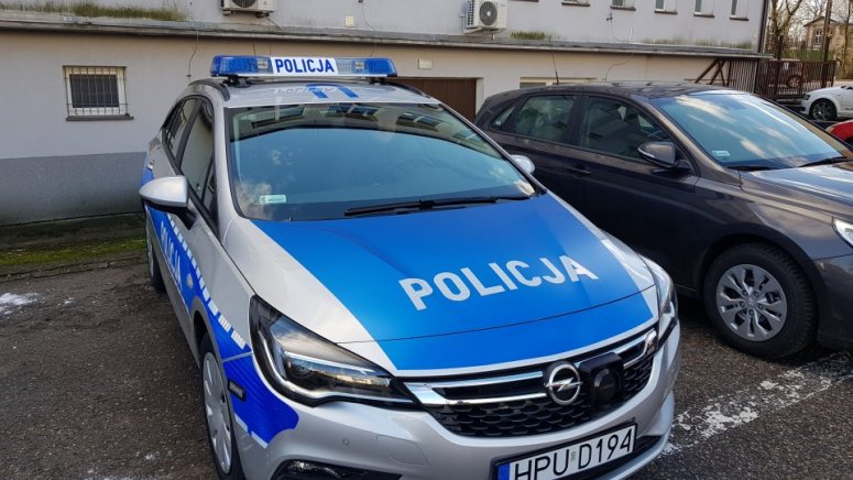 Policjanci z nowymi radiowozami