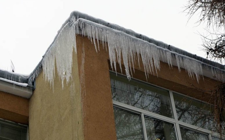 Zwisające sople i śnieg na dachach – apel strażaków