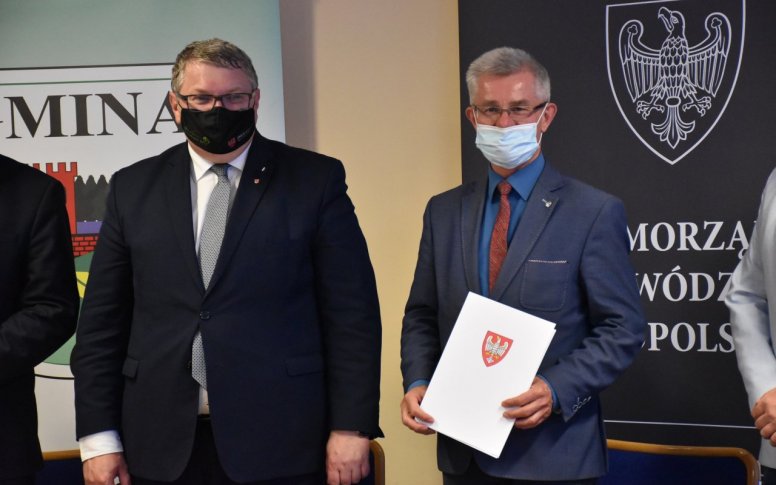 Nowe drzewa przy drogach powiatu